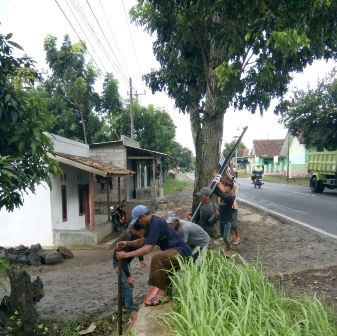 Pemasangan Tiang oleh PT. Indokarya Duta Perkasa