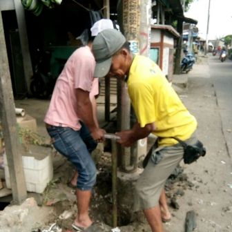 Pemasangan Tiang oleh PT. Indokarya Duta Perkasa
